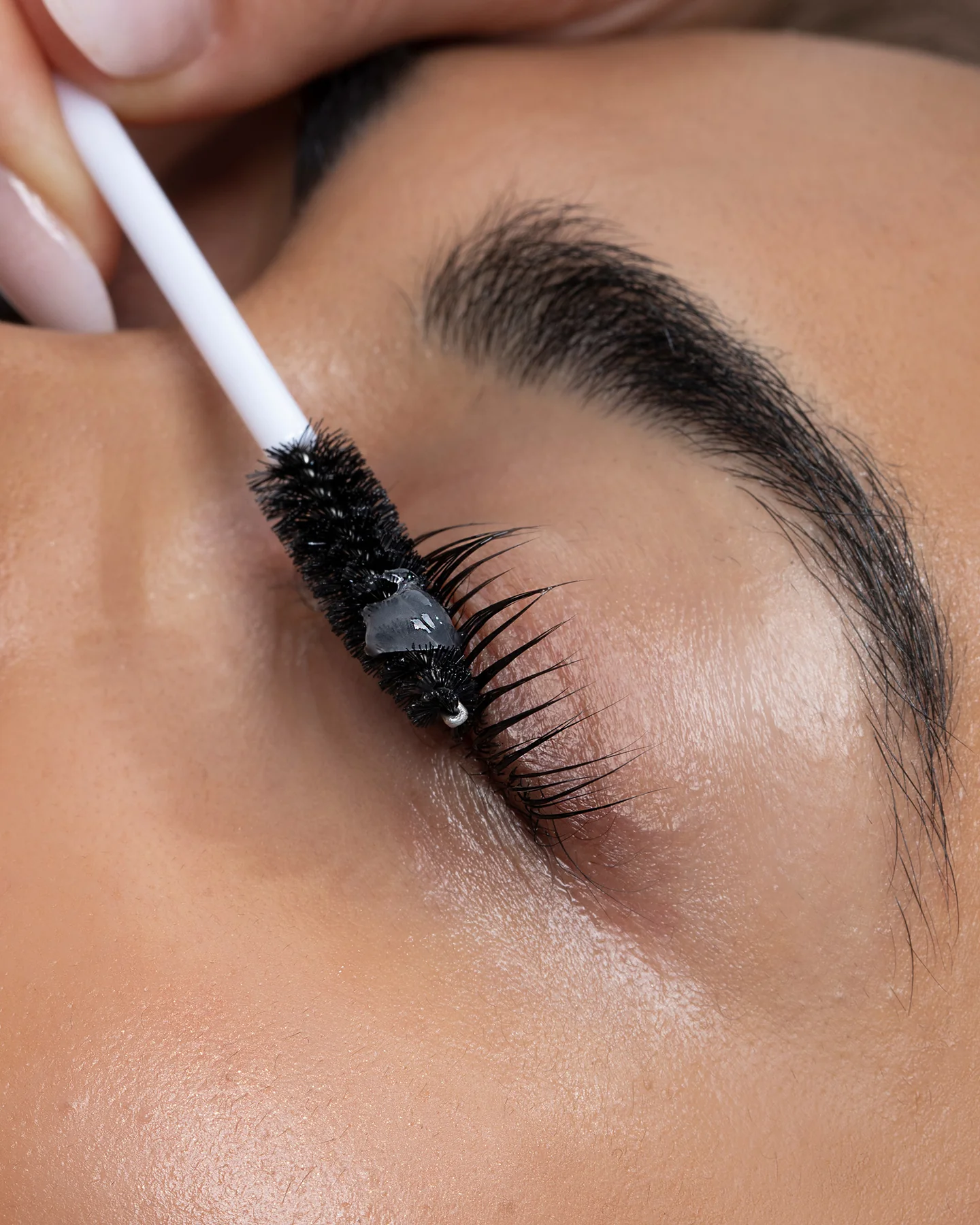 NOURISHING LASH PACK Aplicação de rímel preto em pestanas longas com aplicador branco