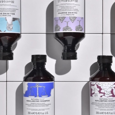 Frascos suspensos de produtos variados, com rótulos coloridos e texto em coreano e inglês.