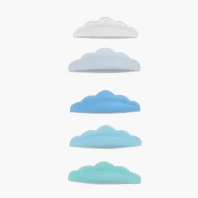 Cinco prendedores de roupa em formato de nuvem em diferentes tons de azul e branco