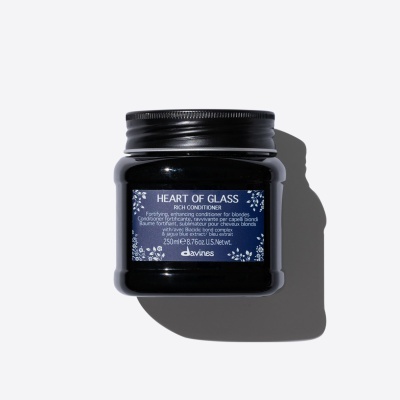 Frasco preto de condicionador para cabelos loiros Heart of Glass da Davines