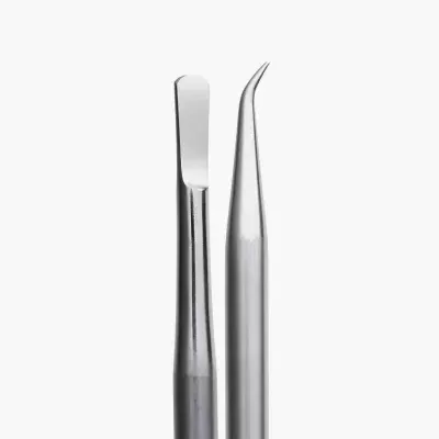 Dois instrumentos metálicos de ponta fina, um reto e outro curvo, fundo branco