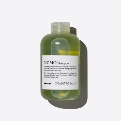 frasco de shampoo verde MOMO da davines com rótulo branco e texto preto