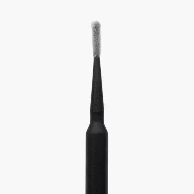 Escova interdental com cabo preto e cerdas cinza claras