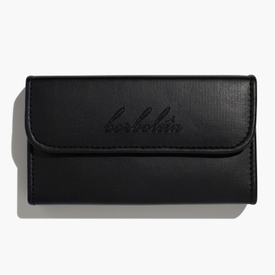 Carteira preta com aba e nome borboletta gravado