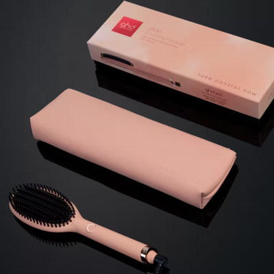 Escova de cabelo rosa com estojo e embalagem rosa em fundo preto