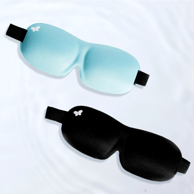 Máscaras de dormir azul clara e preta com símbolo de borboleta