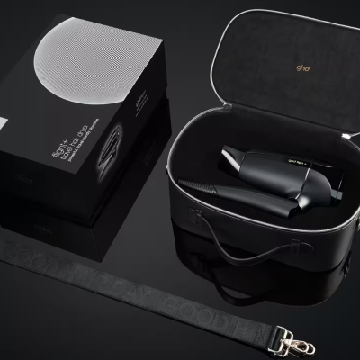 Secador de cabelo ghd preto em estojo preto rígido ao lado de caixa preta e alça removível