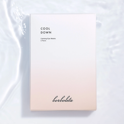 Embalaemtn branco e rosa claro com texto COOl DOWN para máscara de olhos sobre fundo com água
