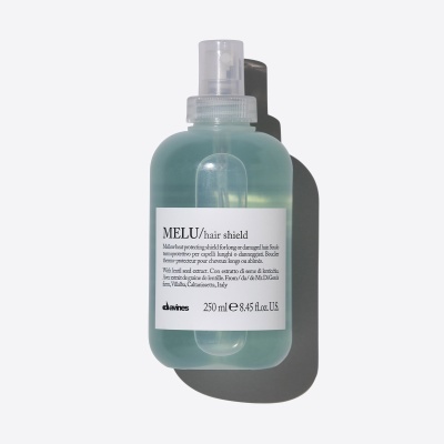 Frasco de MELU hair shield da davines com líquido verde-azulado e pulverizador