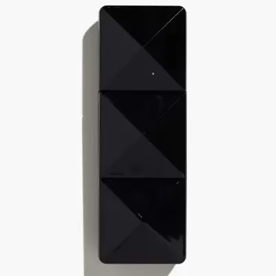 Comando remoto preto brilhante sobre fundo branco