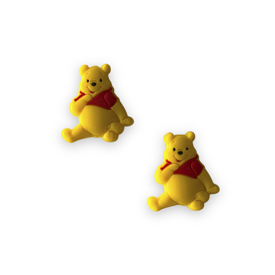 Brincos em forma do Ursinho Pooh amarelo e vermelho em fundo branco