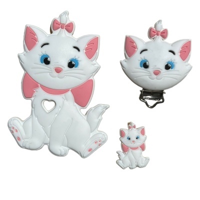 Acessórios em formato de gato branco com detalhes rosa e clipe metálico em fundo branco