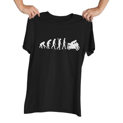 T-shirt preta com desenho branco de evolução humana e mota