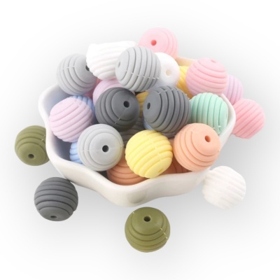 Contas redondas multicolor em silicone num cesto branco