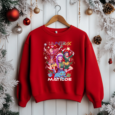 Sweatshirt vermelha com personagens animados e decoração de Natal