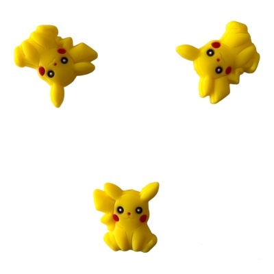 Três figuras de Pikachu amarelas com detalhes vermelhos e pretos em fundo branco