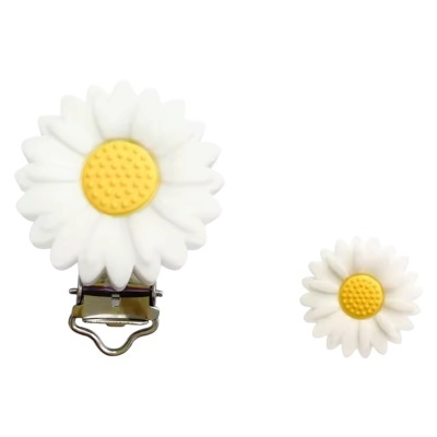 Dois acessórios em forma de margarida com pétalas brancas e centro amarelo, um com mola metálica