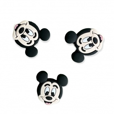 Acessórios de borracha com rosto do Mickey Mouse em fundo branco