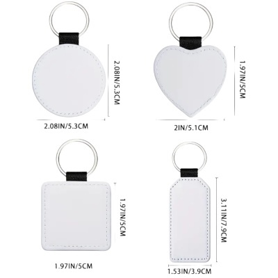 Porta-chaves brancos em formas variadas com argolas metálicas.