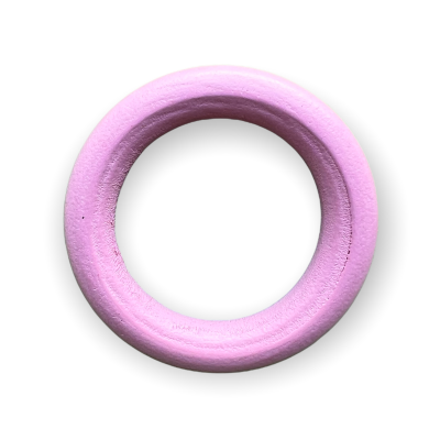 Anel de madeira rosa sobre fundo branco
