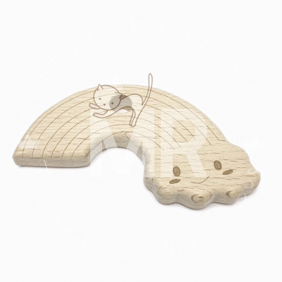 Objeto em madeira clara com forma de arco e rosto de crocodilo gravado