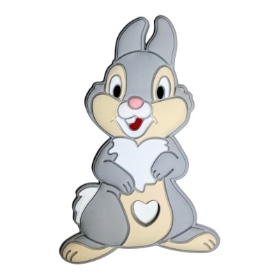 Desenho de coelho cartoon cinza e bege com coração recortado na barriga