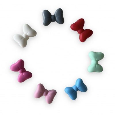 Sete ganchos em forma de laço coloridos dispostos em círculo