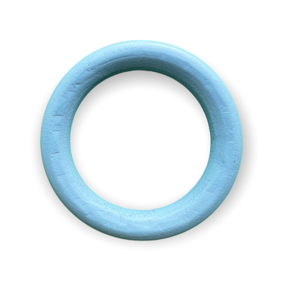 Anel circular de madeira azul claro sobre fundo branco