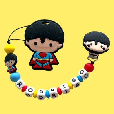 Prendedor de chupeta de silicone com super-herói e contas formando o nome RODRIGIGO.