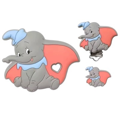 Peças decorativas de elefante cinzento com chapéu azul e asas cor de salmão com recorte em forma de coração