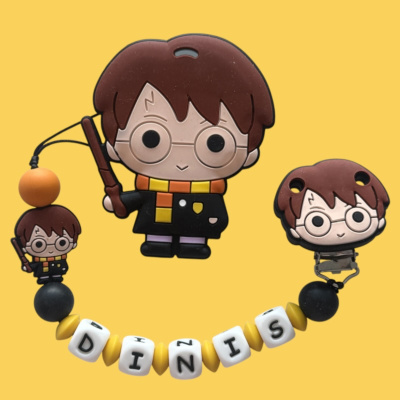 Chaveiros e pendurador de silicone com personagem de cabelo castanho e cachecol amarelo laranja com letras DINIS