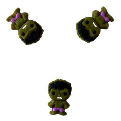 Três bonecos de Hulk em plástico verde com calções rosa e cabelo preto