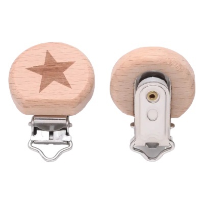 Dois clips redondos em madeira clara com estrela gravada