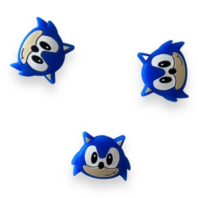Três figuras de cabeça do Sonic azuis sobre fundo branco