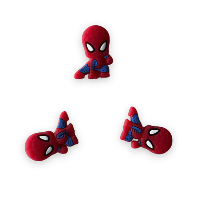 Três figuras pequenas de Spider-Man vermelhas e azuis em fundo branco