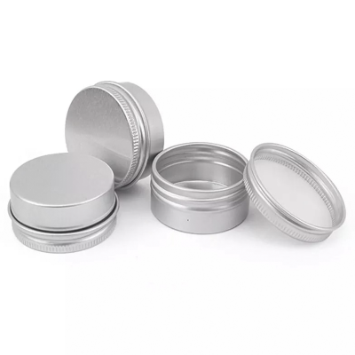 Latas de metal pequenas prateadas com tampa rosqueável