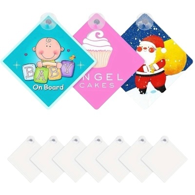 Três etiquetas coloridas com desenhos e texto penduradas em forma de diamante