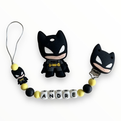 Conjunto de acessórios para bebé tema Batman em silicone com peças pretas e amarelas e nome Andre