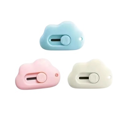 Três cortadores em forma de nuvem azul, rosa e branco com botão deslizante.