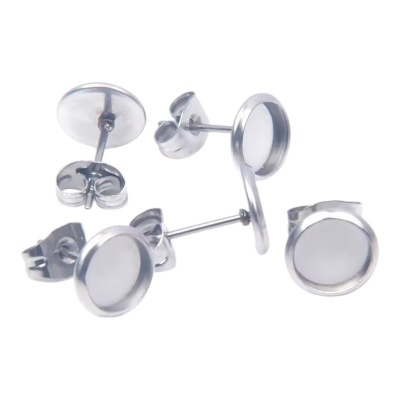 Brincos de pino redondos em metal prateado em fundo branco