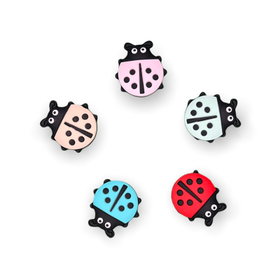 Brinquedos de joaninhas coloridas sobre fundo branco