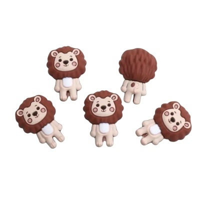 Miniaturas de leões castanhos em diferentes posições sobre fundo branco.