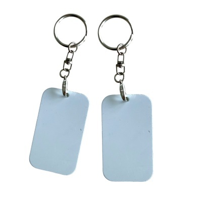 Dois porta-chaves com placas retangulares brancas