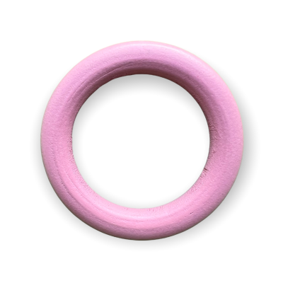 Anel de madeira rosa com textura lisa