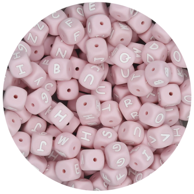Contas cúbicas cor de rosa com letras brancas e furo central