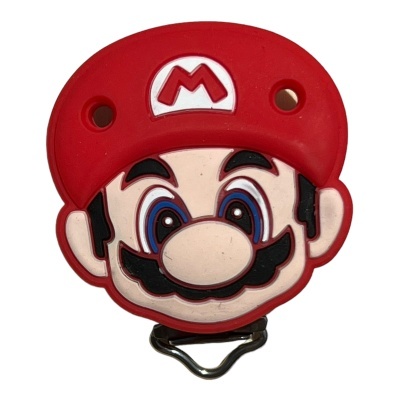 produto em silicone com formato da cabeça do personagem Mario com boné vermelho