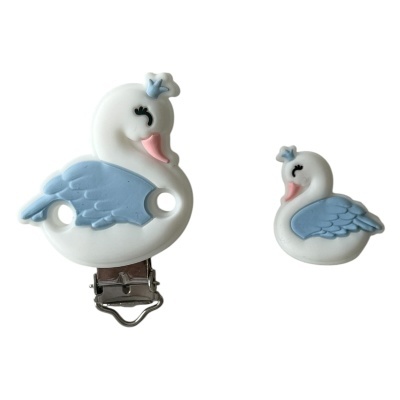 Dois acessórios de cisne branco com asas azuis e coroas azuis, um com clip metálico