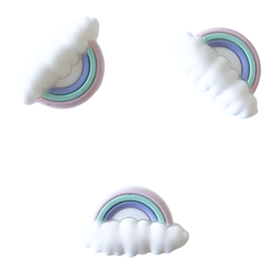 Brinquedos de arco-íris com nuvens brancas em fundo branco