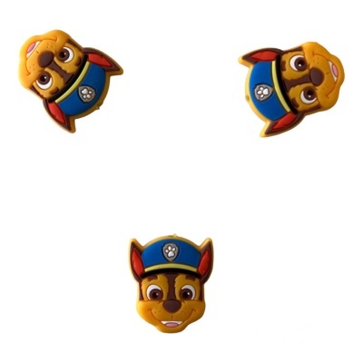 Pinos de cão amarelo com chapéu azul e detalhes vermelhos
