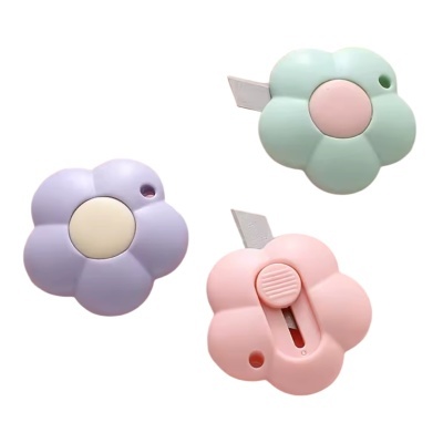 Cortadores de caixas em forma de flor, cores pastel e lâminas retráteis